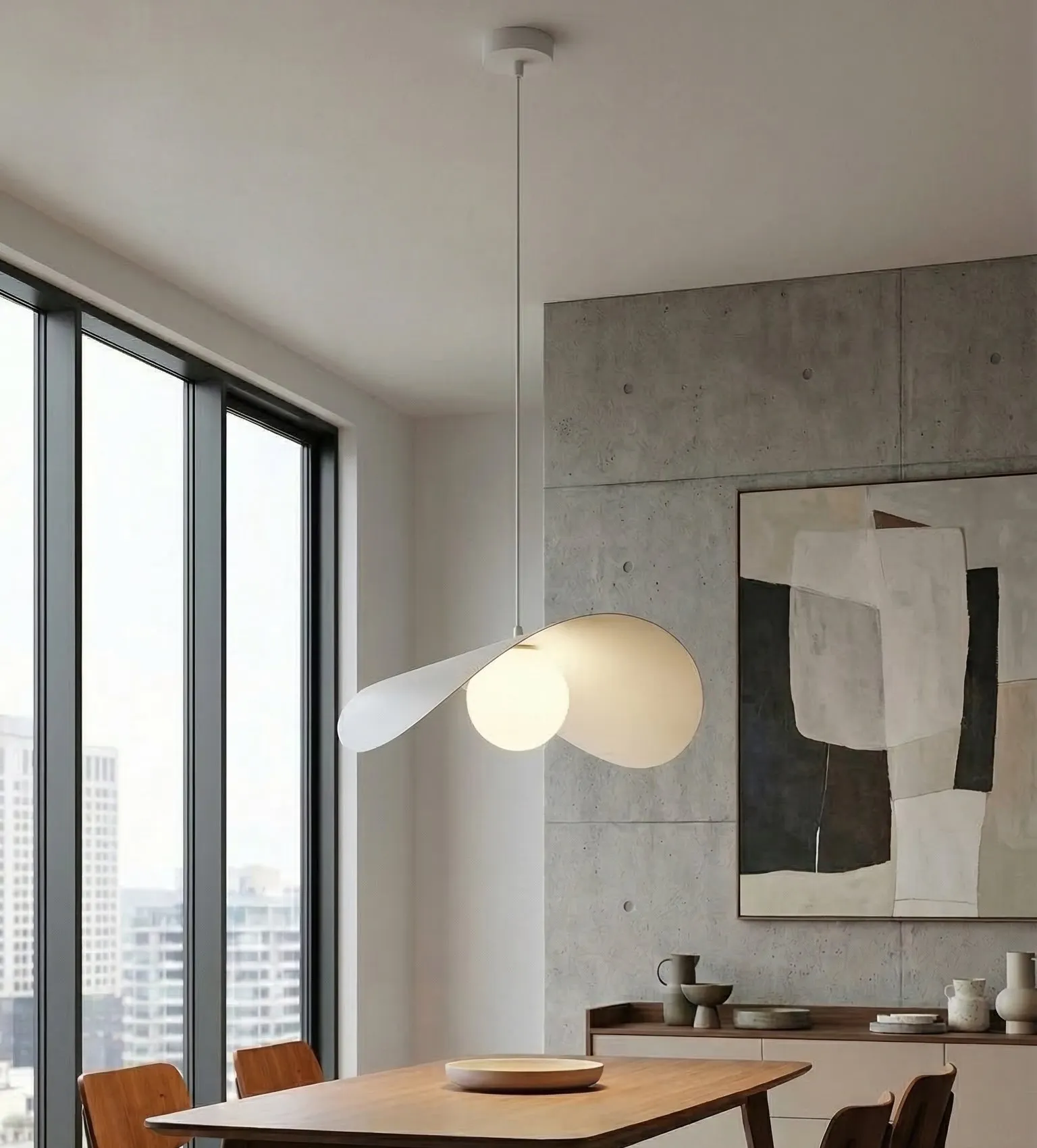image lampa wisząca, kinkietowy żyrandol, kolor biały, nowoczesny design, stół drewniany