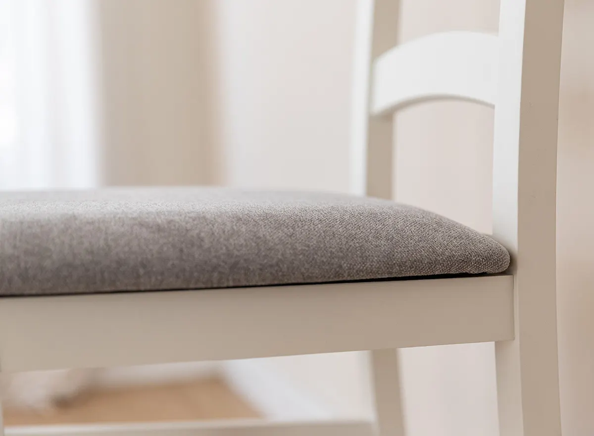 Krzesło BELLUNO ELEGANTE 01 z jasnoszarym siedziskiem materiałowym - białe (STORM 85) - DRMKT01/S85