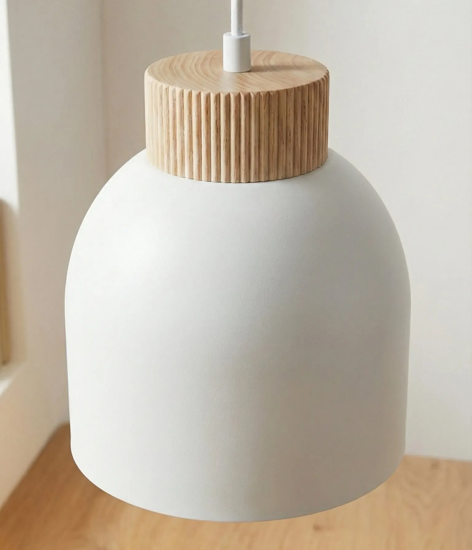 lampa wisząca, lampa sufitowa, szklana lampa, korpus biała, drewniana nakładka