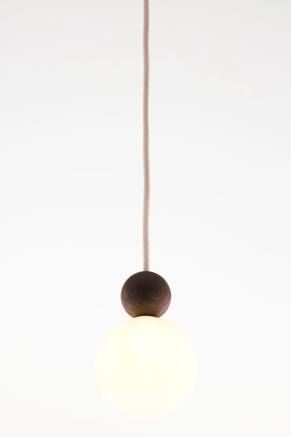 image lampa wisząca, bombka światłowa, koralik drewniany, płatek drewniany, sznurek-bańka