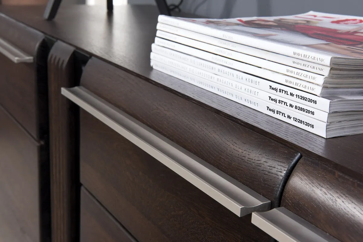 Komoda PORTI 45 3-drzwiowa drewniana dąb czekoladowy czarna 160x90x42cm - TH-100-0857