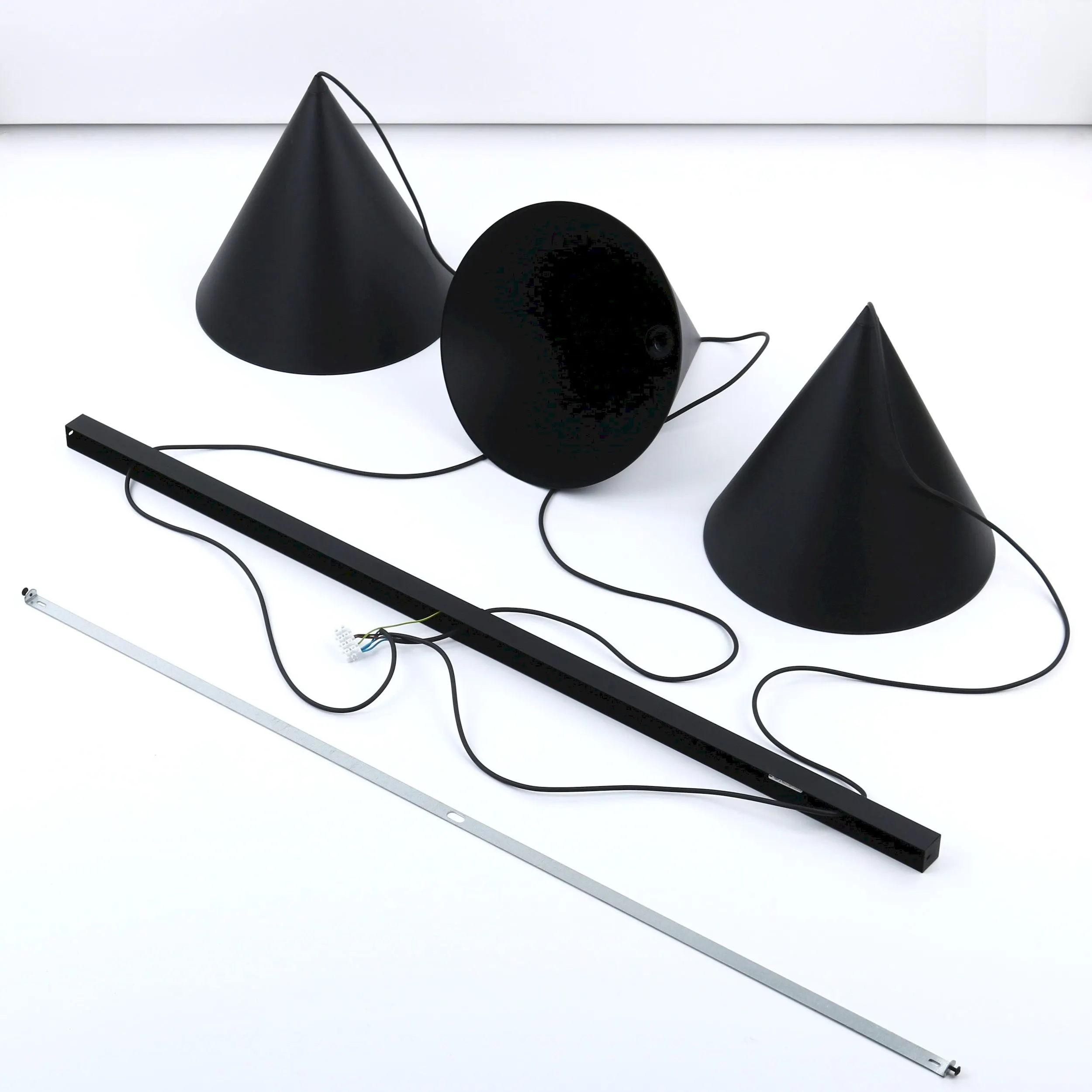 Lampa wisząca CONO czarna na metalowej listwie 160x120x32cm - TK_10060