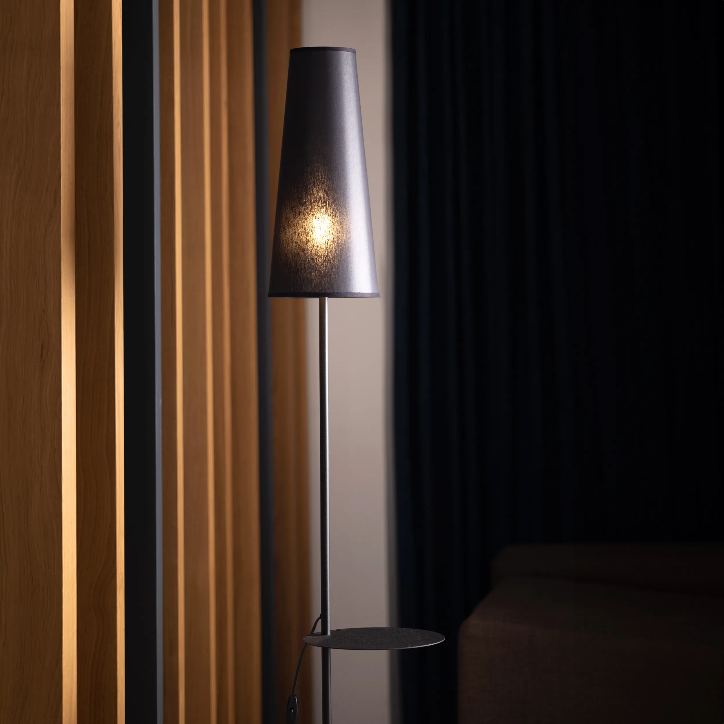 Lampa podłogowa ZING czarna ze stoliczkiem 80x19x15cm - TK_5959