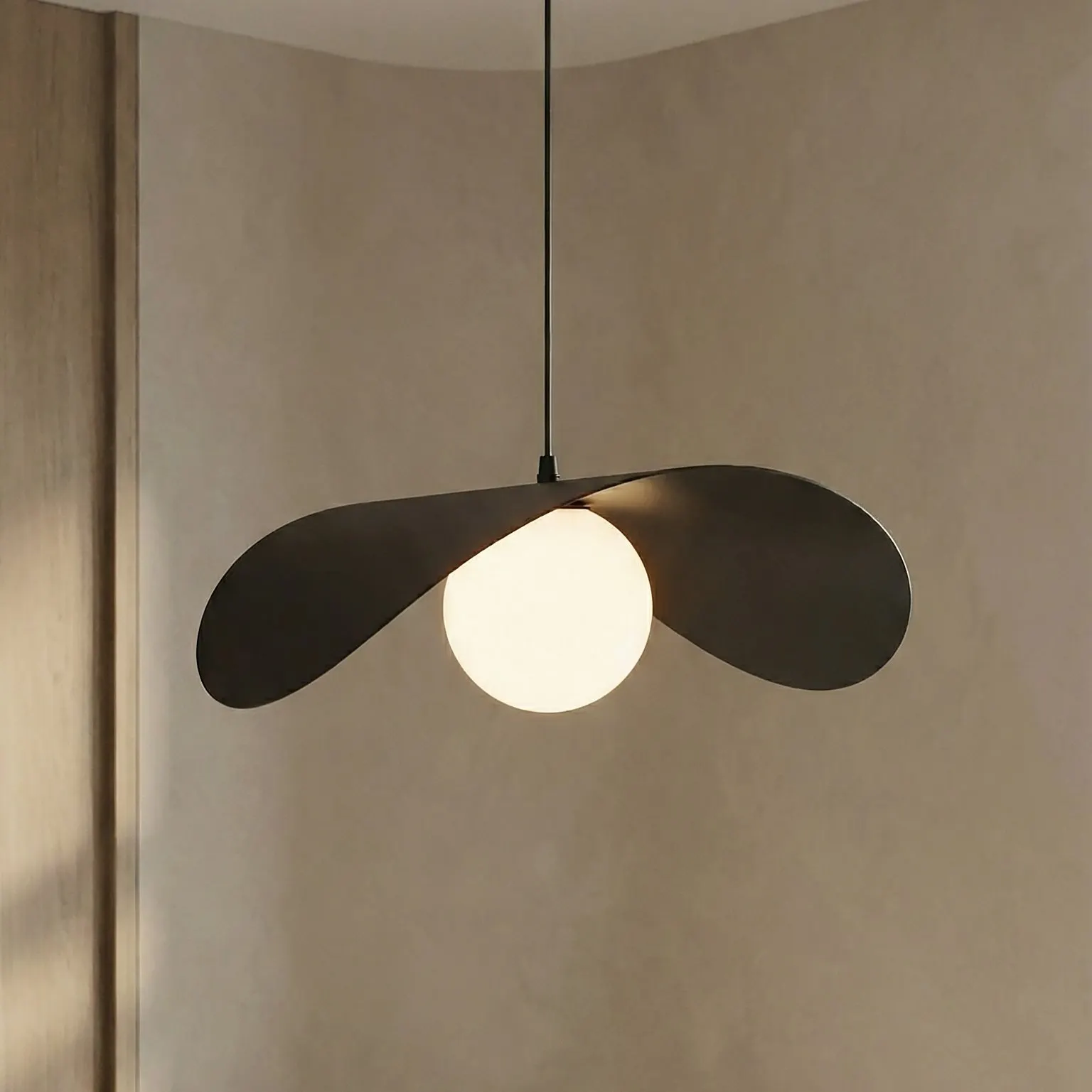 lampa wisząca, kinkiet sufitowy?, lampa dekoracyjna, biała żarówka, minimalistyczny design