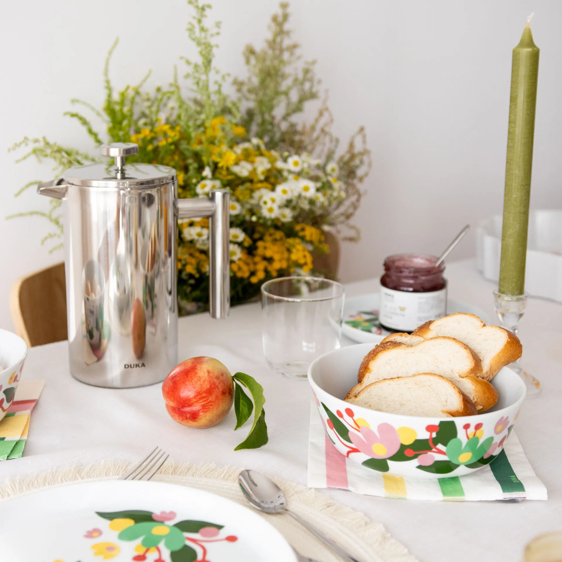 image stół, zestaw obiadowy, miska z ceramiczną dekoracją, chleb, sok/napój (kawa/zalewa twarogowa)
