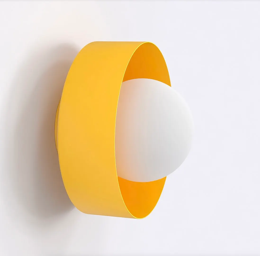 image lampa sklana, zasilanie na sciane, żółta oprawa, designowa lampa, minimalistyczna luminacja