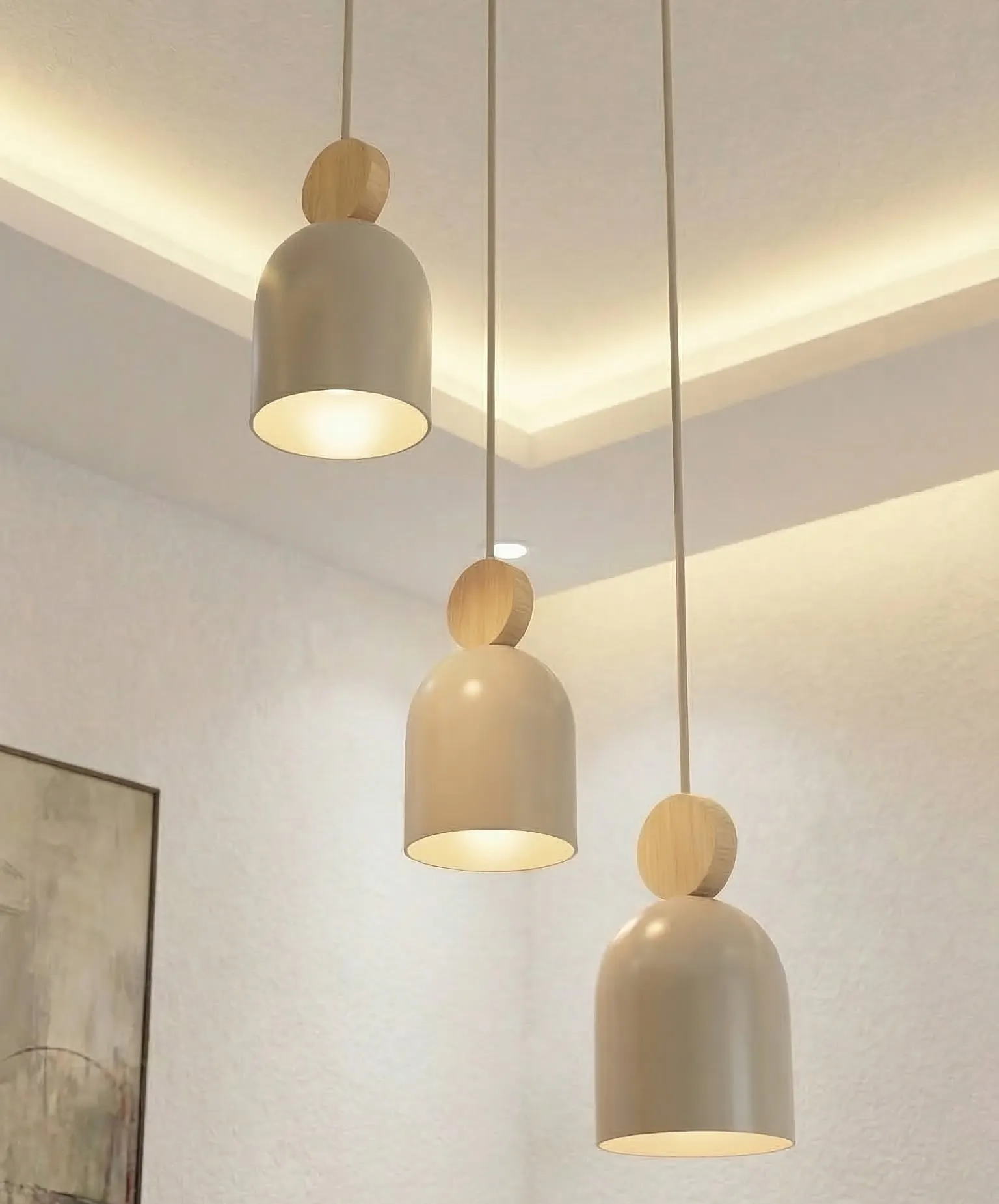 lampa wisząca, półkulowy abażur, drewniane elementy, szara kolorystyka, oświetlenie wnętrz
