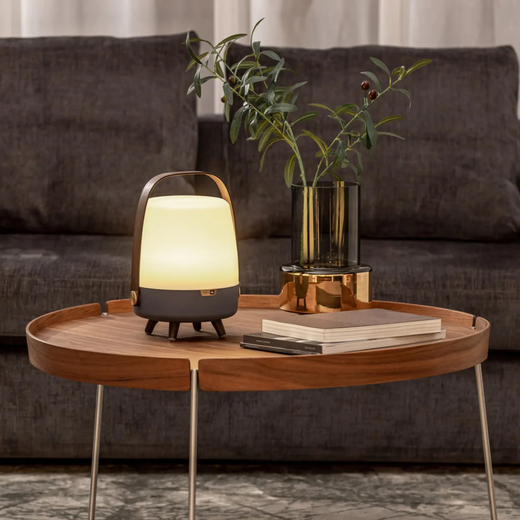 image lampa stolowa, lampka nocna, lampka biurkowa, drewniany stół, noga stalowa/metalowa?