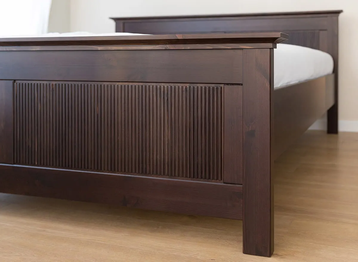 Łóżko z zagłówkiem drewniane ROSELLA 180x200 sosna ciemny brąz - SKROS180X200