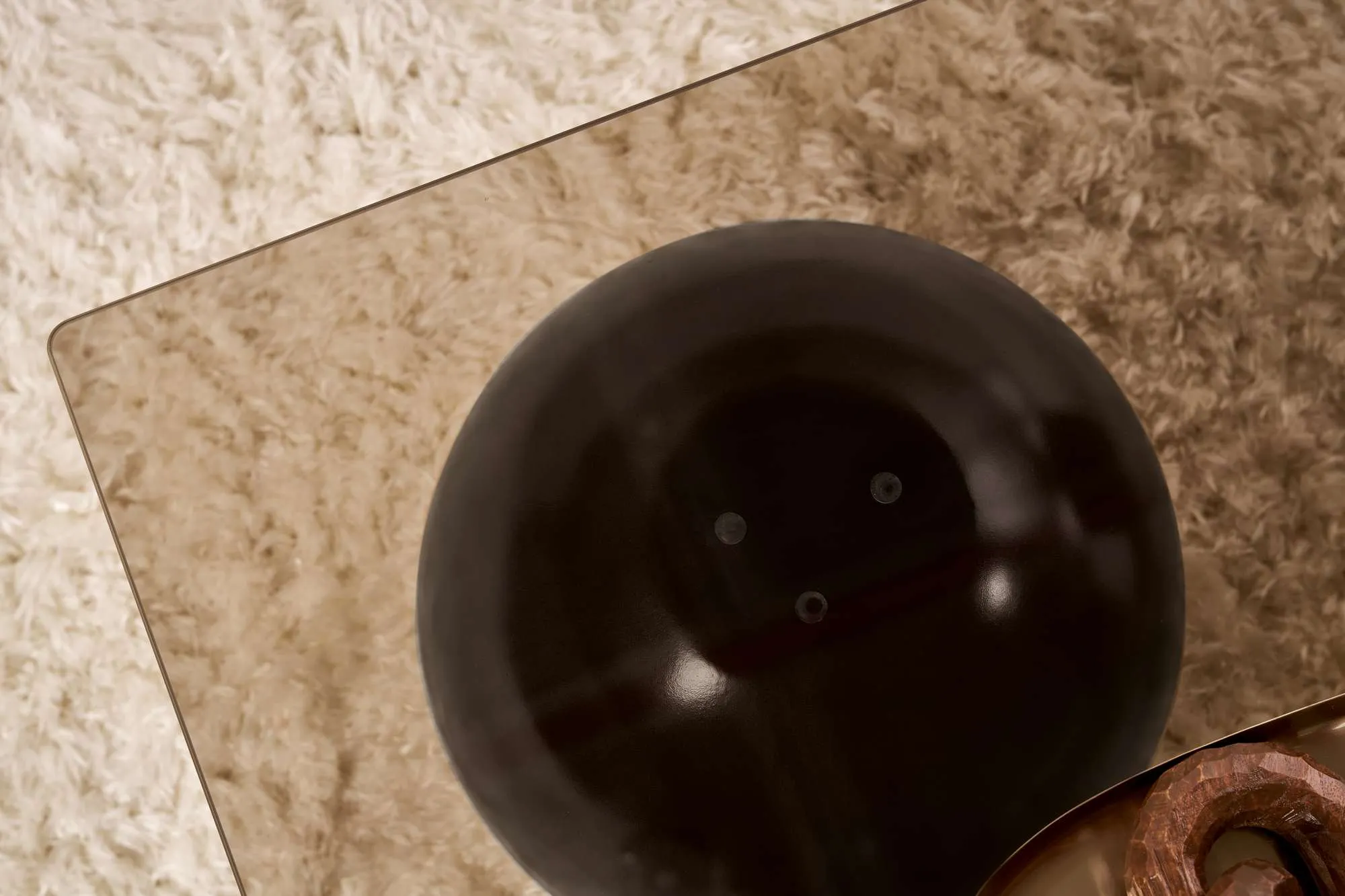 Stolik kawowy SERA 75x110 cm nogi czarne kule blat szklany brązowy - ASI_857NRD1121