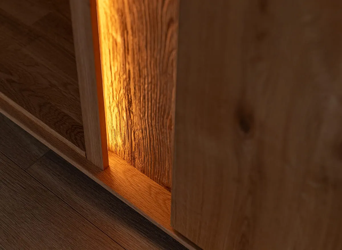 Komoda TV dębowa COLLODI z przeszkleniem i oświetleniem 165 cm - dąb olejowany - ZICOL08