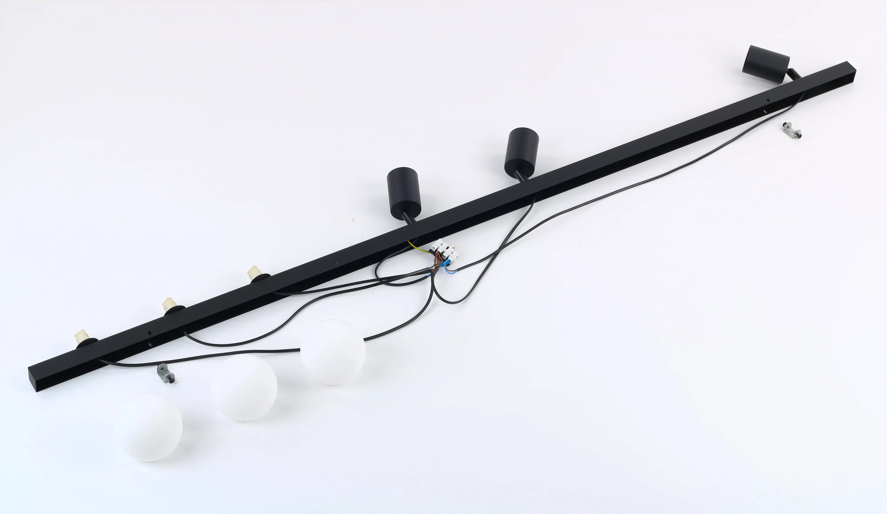 Lampa sufitowa VOX czarna z białymi okrągłymi kloszami na listwie regulowana 159x18x15cm - TK_10003