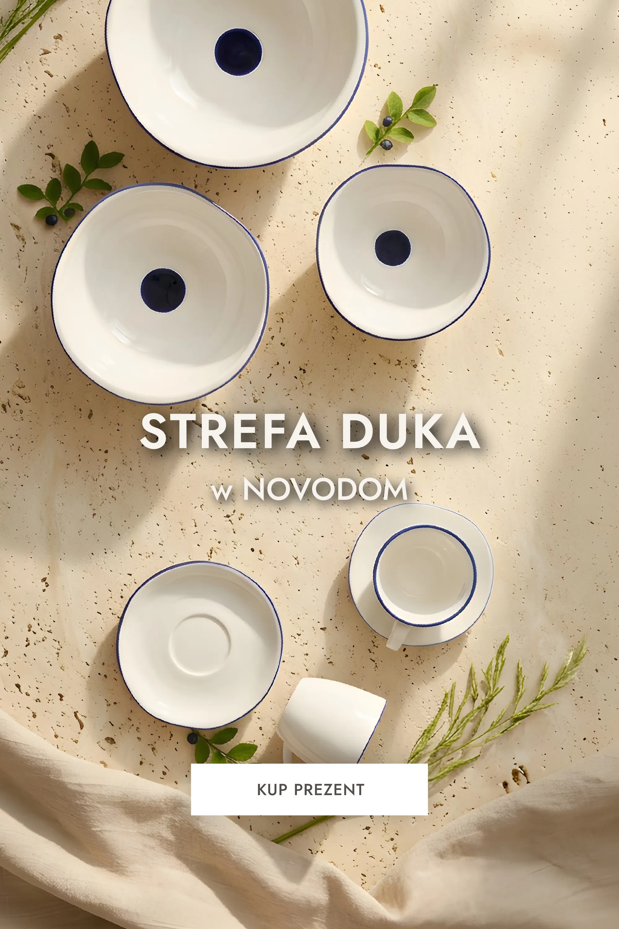 ceramic bowls, białe miski, granatowe obrzeże, ceramika, zestaw misek
