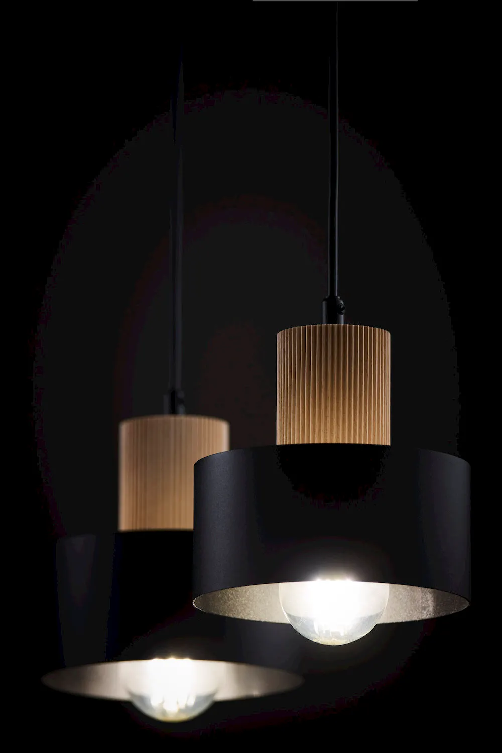 image lampa wisząca, korpus czarny, drewniane elementy, klocekowy abażur, świetlówka