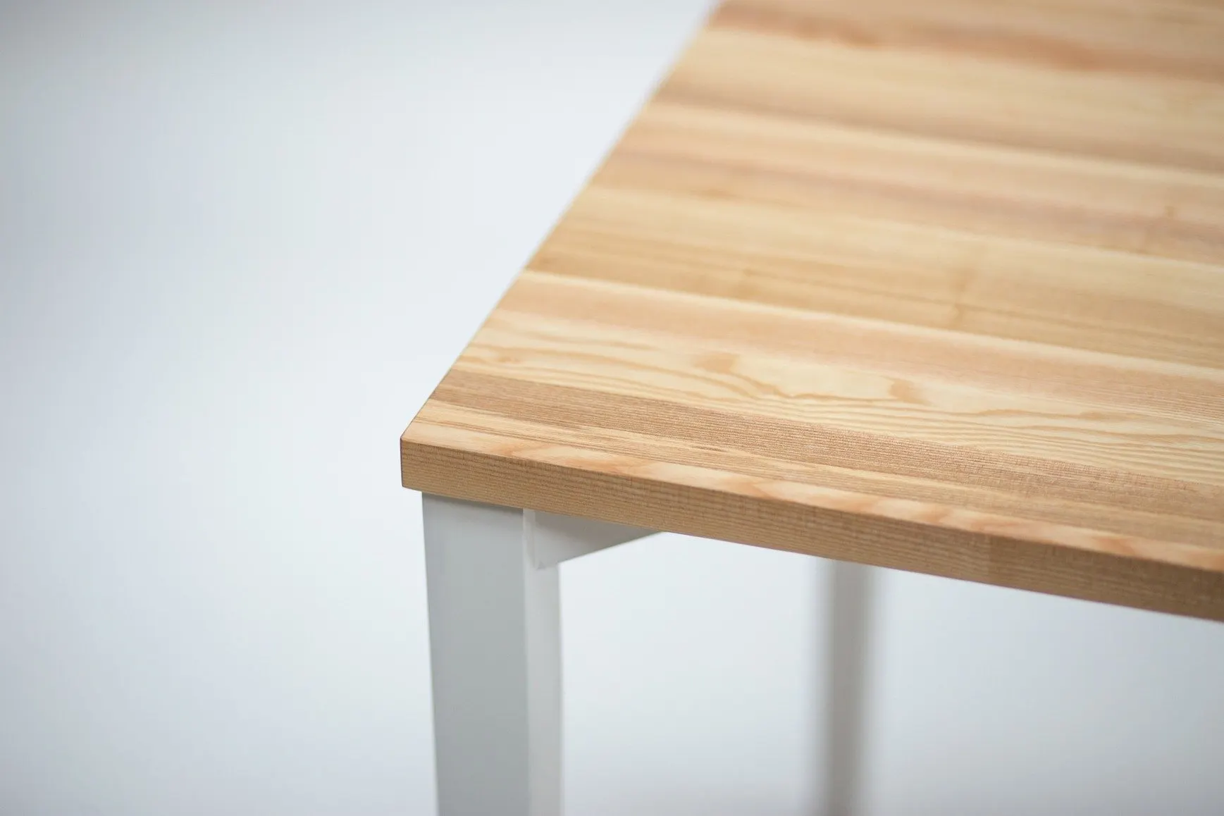 Stół jesionowy kwadratowy TRIVENTI 80x80 naturalny białe kwadratowe nogi — zdjęcie 2