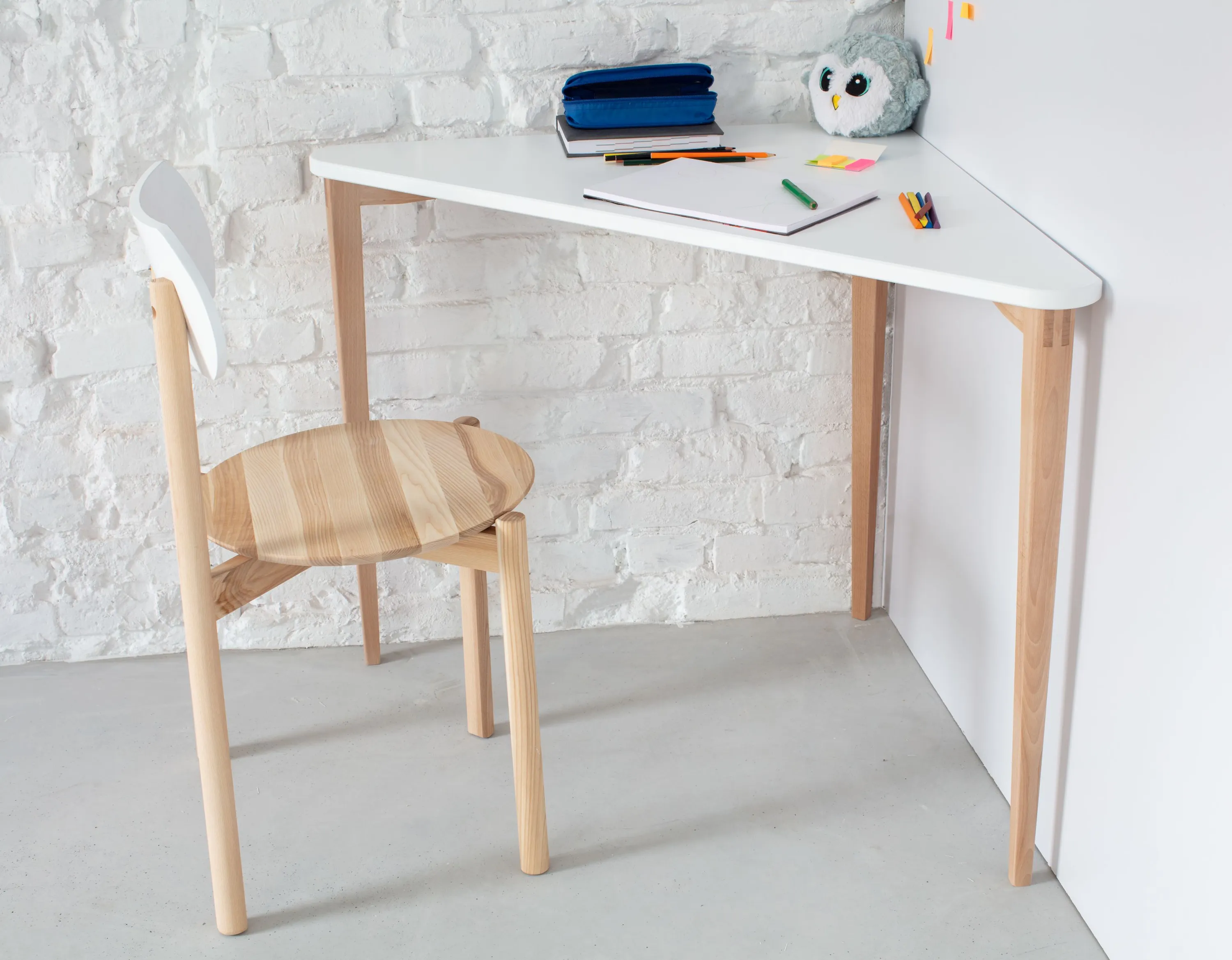 Biurko narożne NAJA 114x85 trójkątne czarny blat/bukowe nogi - RGB_NCD_BLACK