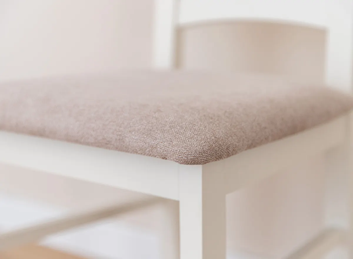 Krzesło BELLUNO ELEGANTE 01 z beżowym siedziskiem materiałowym - białe (STORM 06) - DRMKT01/S06