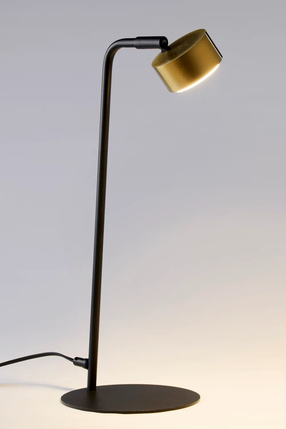 image lampka nocna, lampka stołowa, lampa biurkowa, metalowa lampa, czarna podstawa
