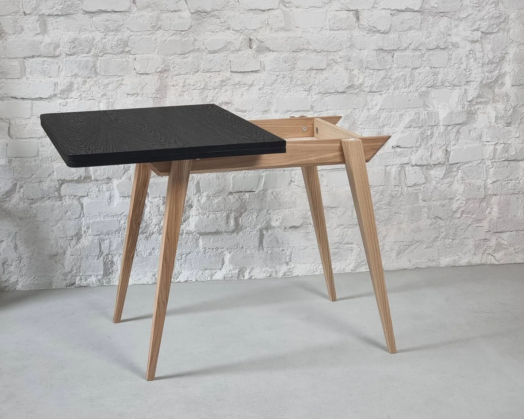 Stół drewniany rozkładany ENVELOPE 60x95-130cm czarny jesion naturalny - NRGBTE_ASH_BLACK