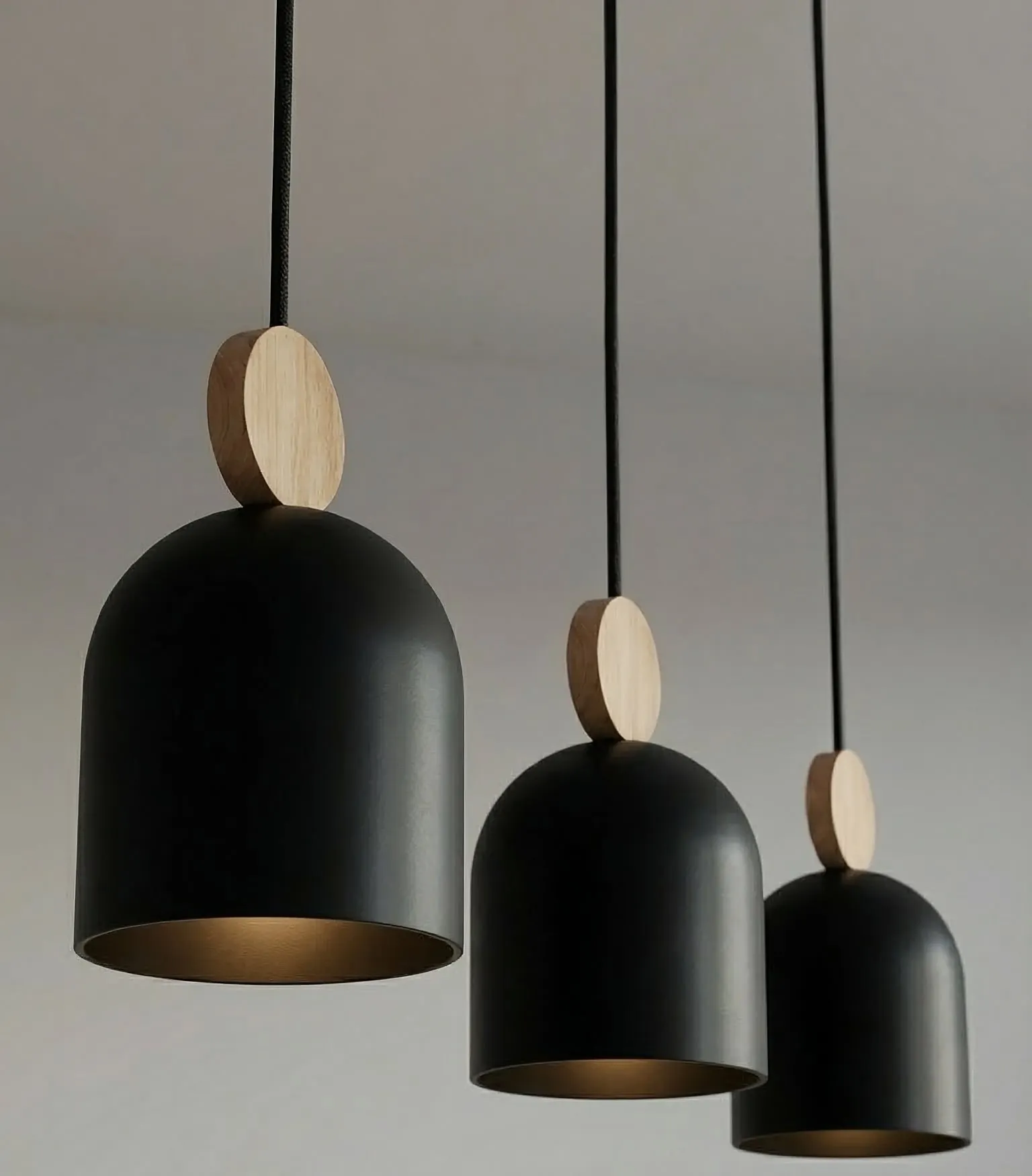 image lampa wisząca, czarna metalowa, kinkiet sufitowy, drewniany element, trzy lampy