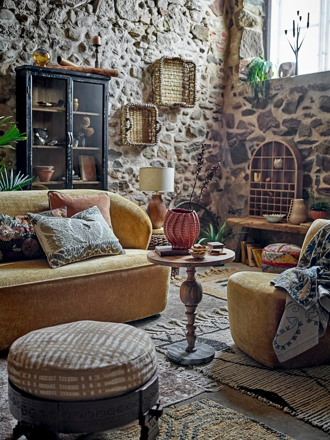 sofa, pokój dzienny, mur szalony, stolik drewniany, koszyczkowy dekor