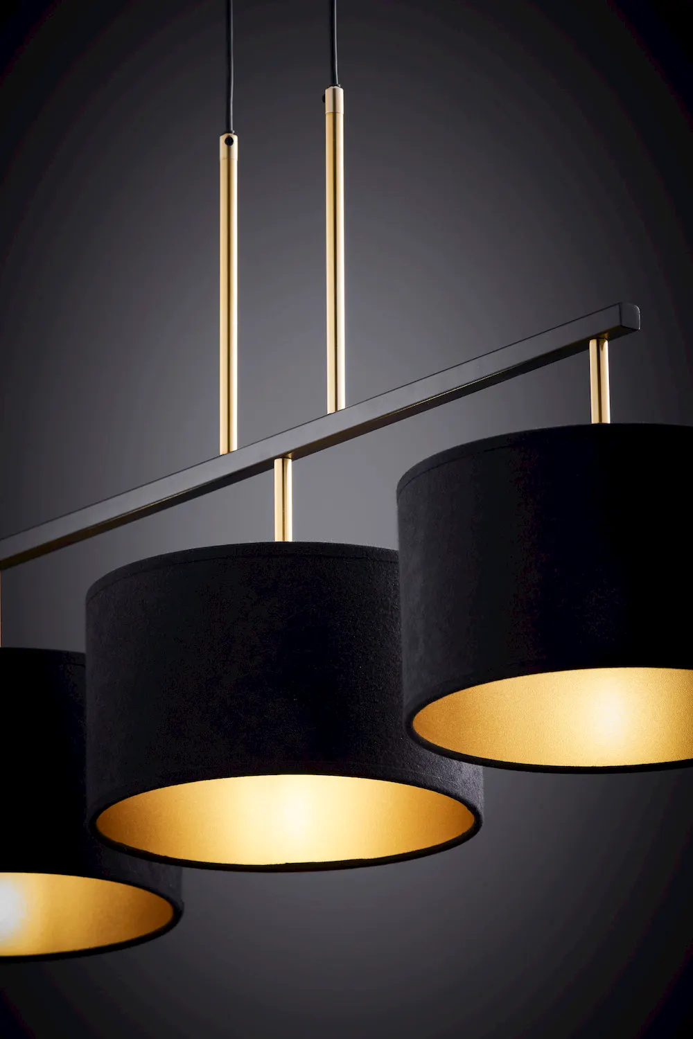 lampa wisząca, kinkiet sufitowy, połysk złoty, czarna lampshade, drewniane żarówki