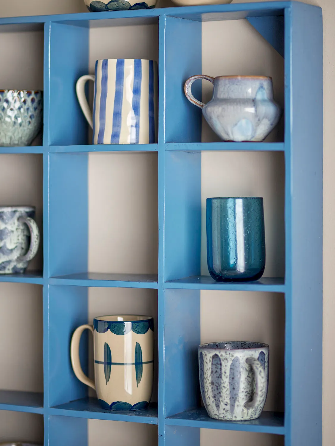 image ceramiczny kubek, niebieski kubek, glazurowany kubek, kolekcja kubków, regał ekspozycyjny