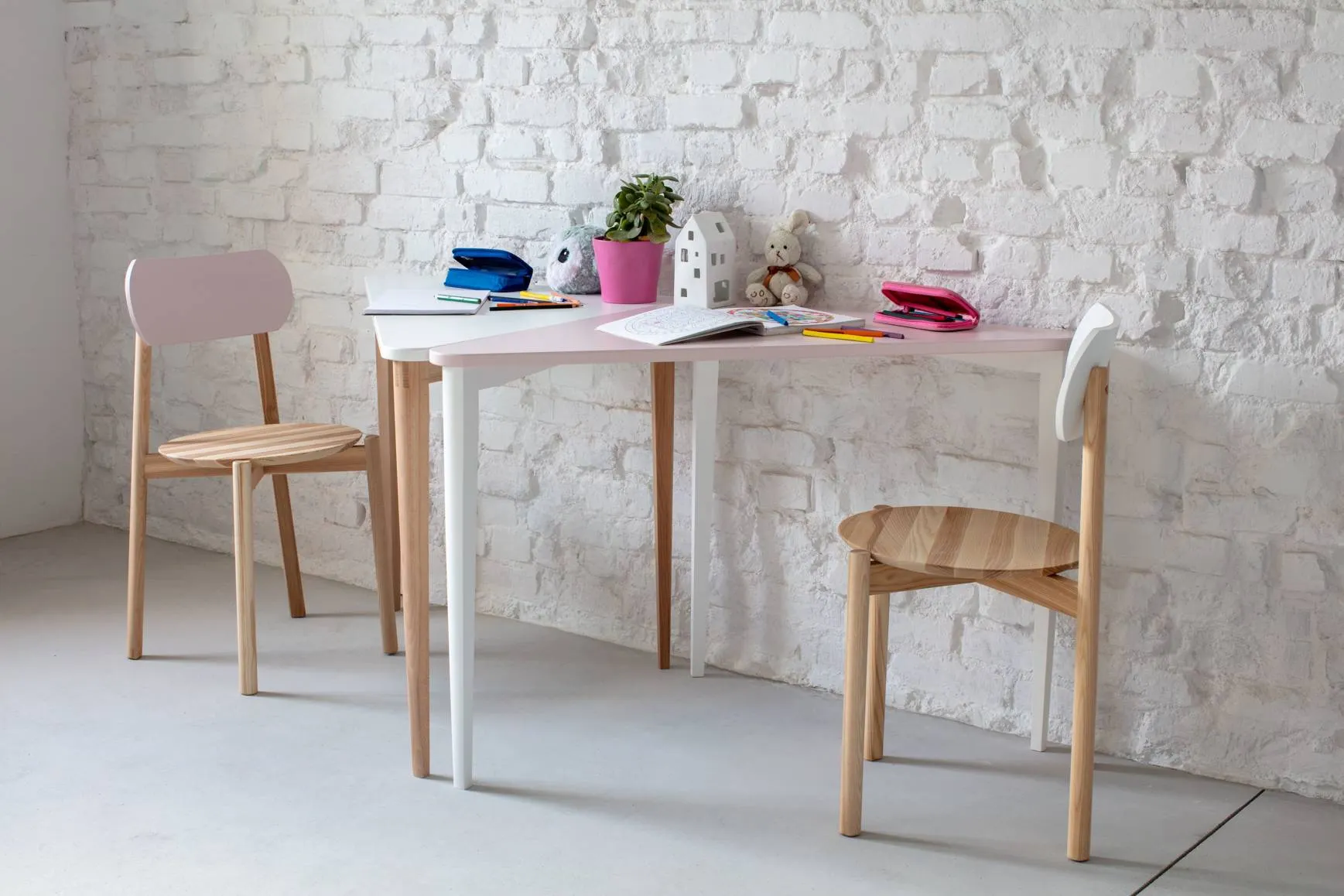 Biurko narożne NAJA 114x85 trójkątne miętowy blat/bukowe nogi - NRGB_NCD11