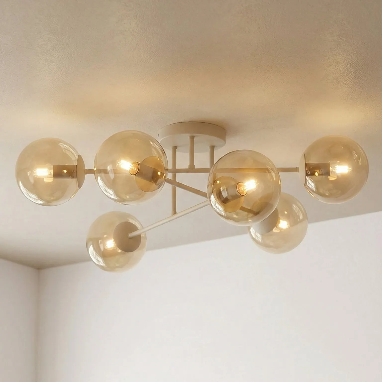 image lampa sufitowa, kula szklana, metalowa baza, świetlówka LED, nowoczesny design