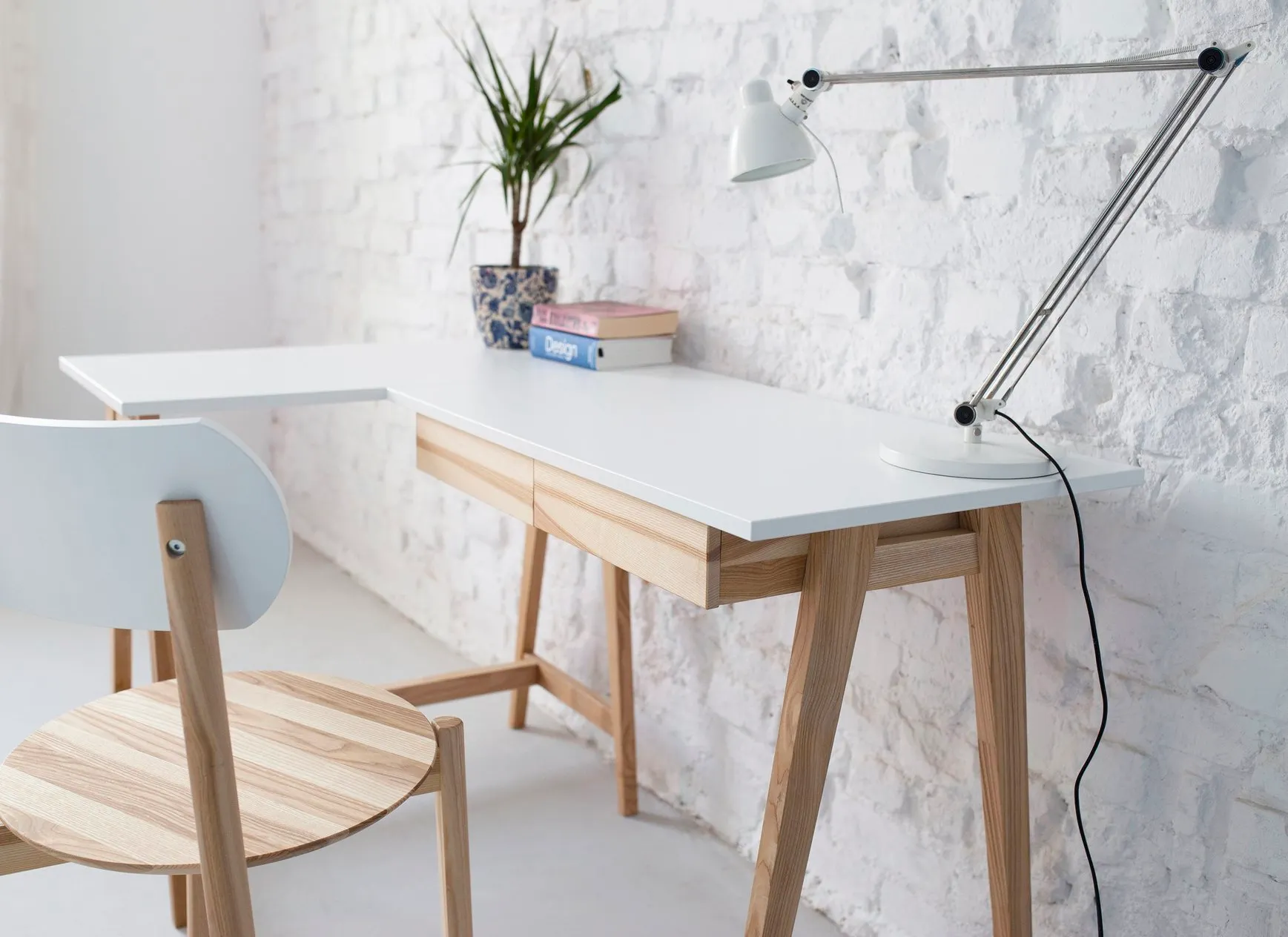 Biurko narożne z szufladą LUKA lewostronne 135x85 ciemnoniebieski blat/drewniane nogi - RGB_CDLUK214_L