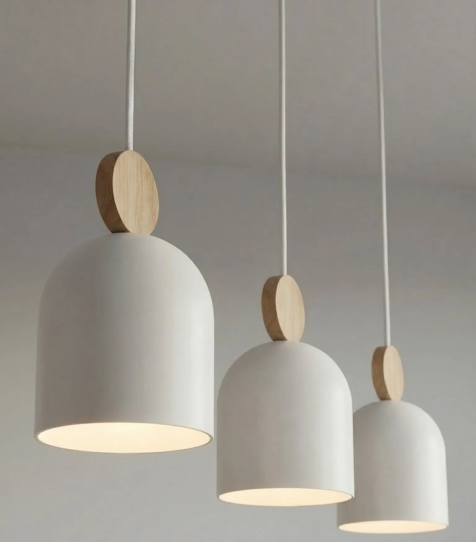 image lampa wisząca, kinkiet, lampy sufitowe, minimalistyczne, drewniana osłona