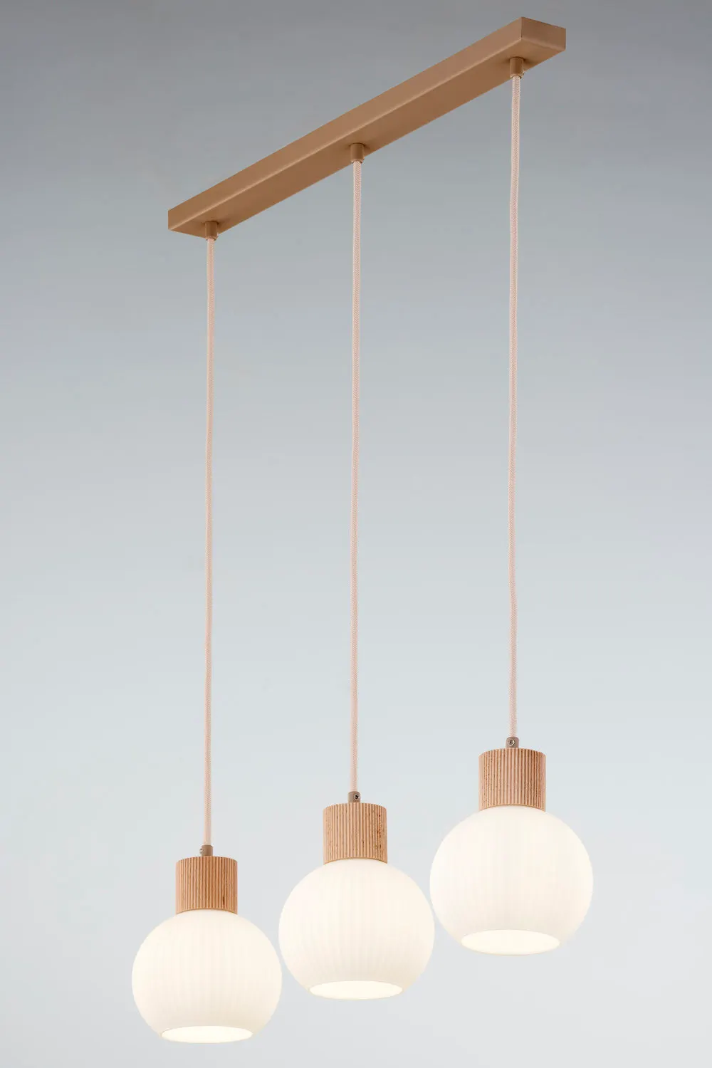 image lampa wisząca, trzy zawiesia, kulista żarówka, drewniane elementy, połączenie biel