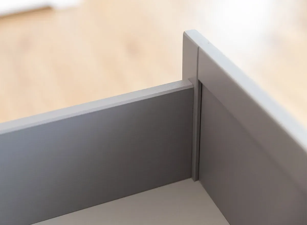 Witryna drewniana niska 1-drzwiowa z 2 szufladami MARONE ELITE popielaty - PLMEL04/S