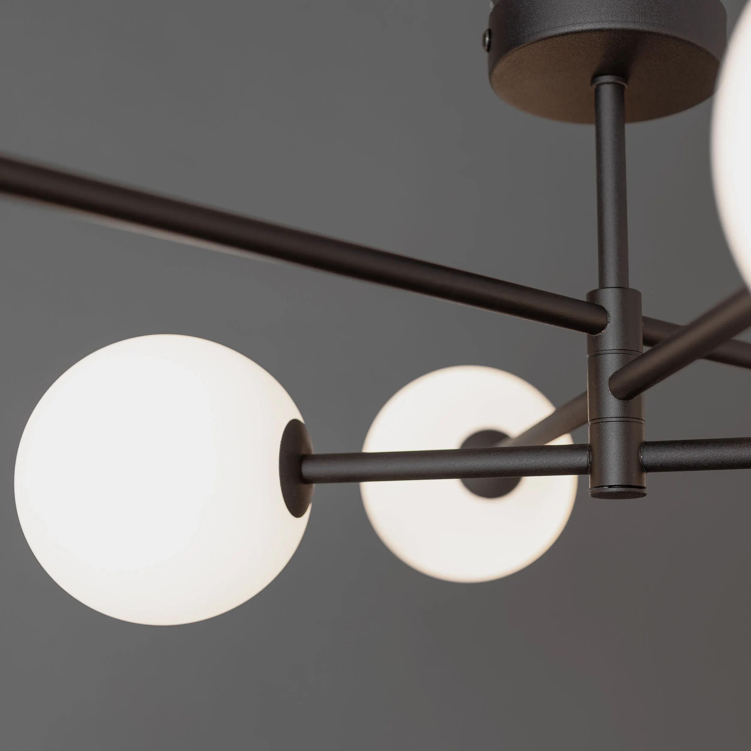 Lampa sufitowa SARIUS czarna białe okrągłe szklane klosze 90x68x21cm - TK_4734