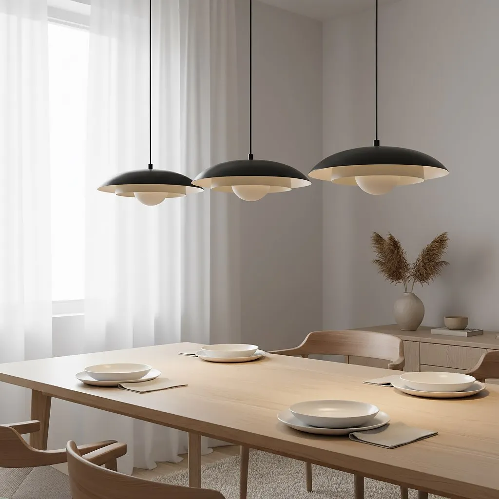 image lampa wisząca, zestaw 3 lamp, czarna oprawa, stół drewniany, jadalnia minimalistyczna