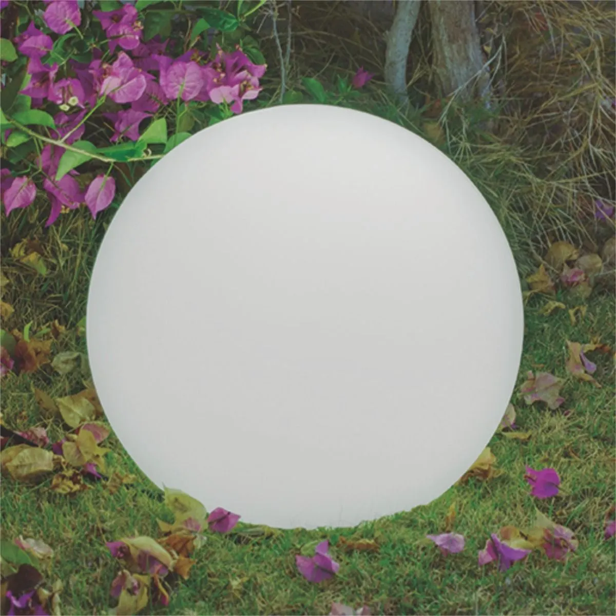 image ball jasny, ozdoba ogrodowa kula, kula ogrodowa, biała kula, dekoracja trawnik