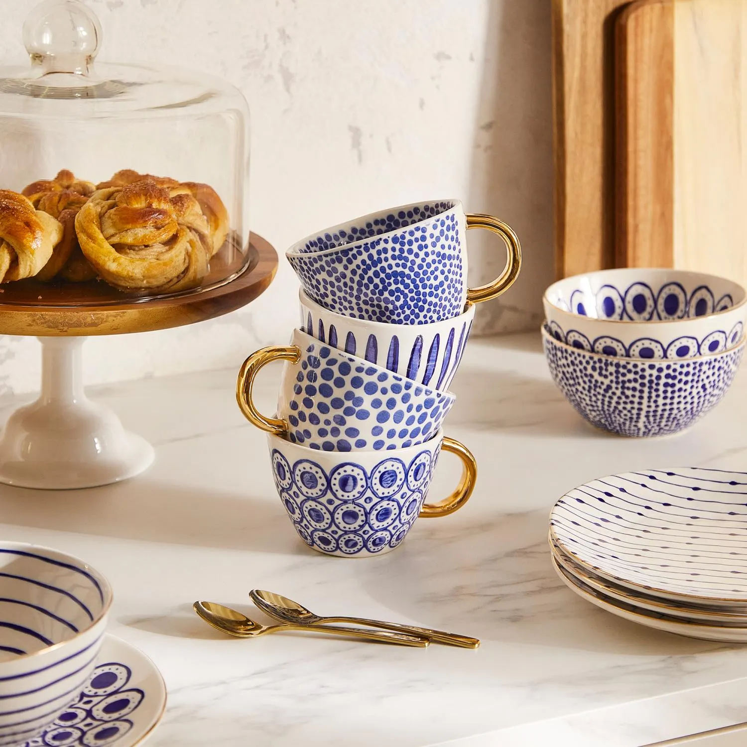 image ceramic cups, niebieskie wzory, stojące kubki, złote uchwyty, zestaw do herbaty