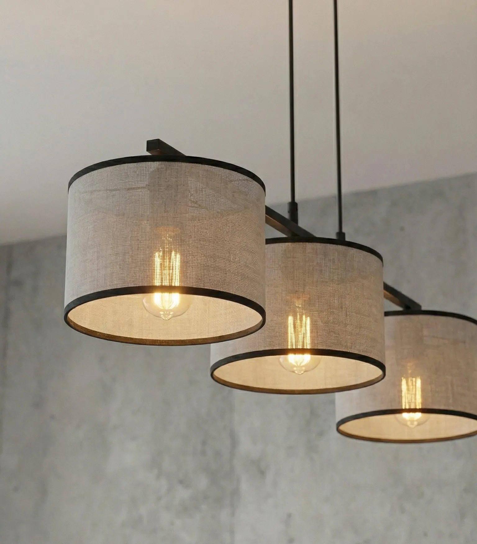 lampa wisząca, trzywarstwowa abażur, korpus metalowy, kremowy abażur, żarówka E27