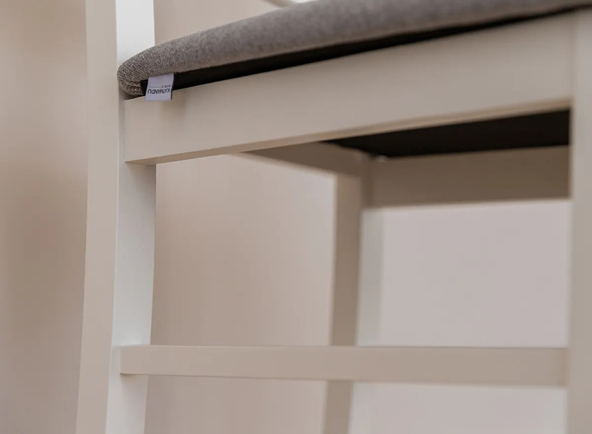 Krzesło BELLUNO ELEGANTE 01 z jasnoszarym siedziskiem materiałowym - białe (STORM 85) - DRMKT01/S85