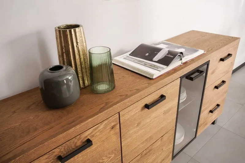 Komoda 3-drzwiowa z szufladami PRATTO 47 drewniana z przeszkleniem dąb rustical czarny 180x90x42cm - TH-100-1431