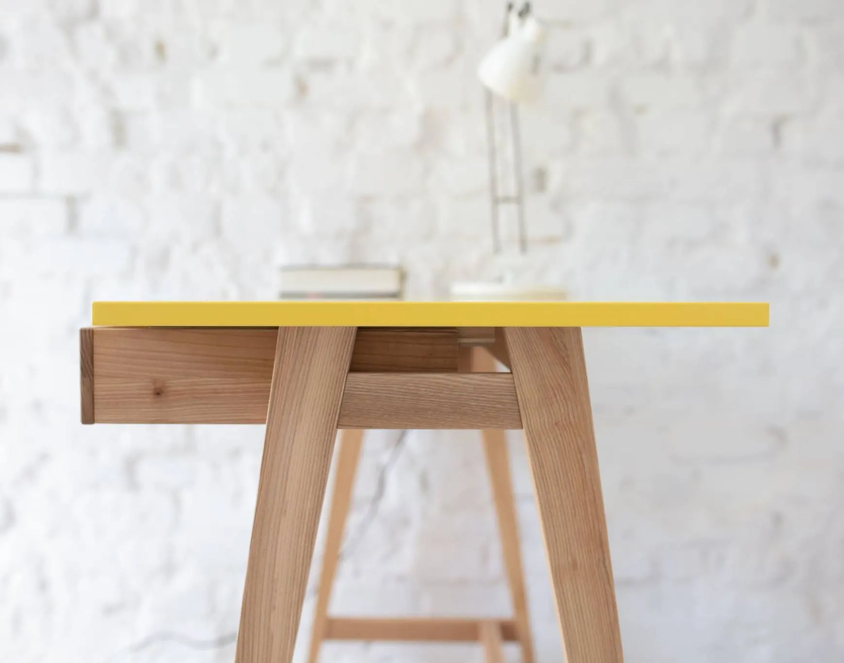 Biurko z szufladami i panelem LUKA 110x50 koralowe/jesionowe nogi - NRGB_WDLUK316_DRAW