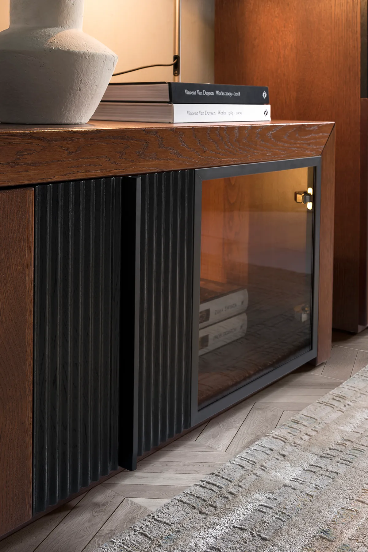 Komoda 3-drzwiowa PARIS 45 z przeszkleniem dąb antyczny czarny 182x90x42cm - TH-100-1783