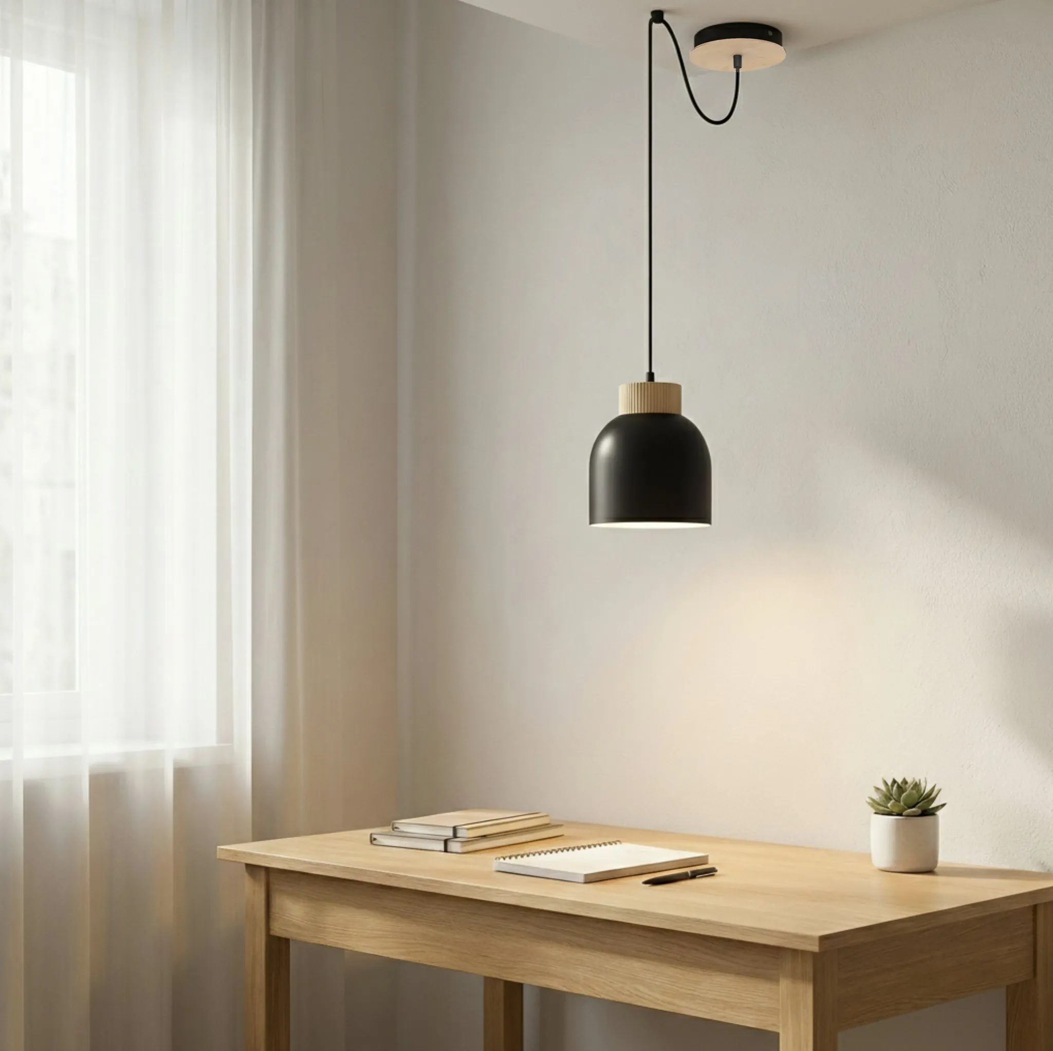 image lampa wisząca, czarna lampa, biurko, stolik drewniany, doniczka z rośliną
