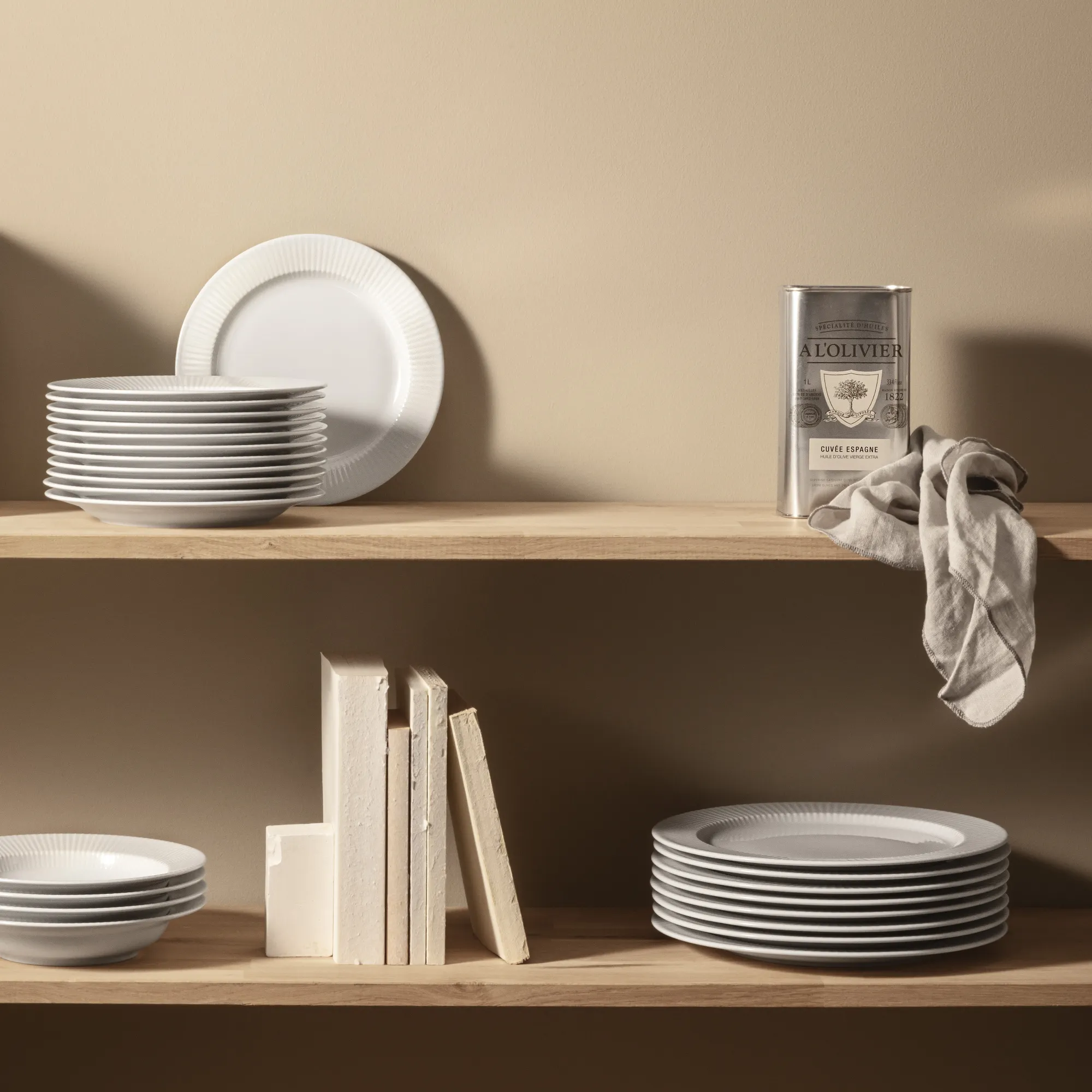 image stojace naczynia, talerze, miski, kielichy?, puszka?