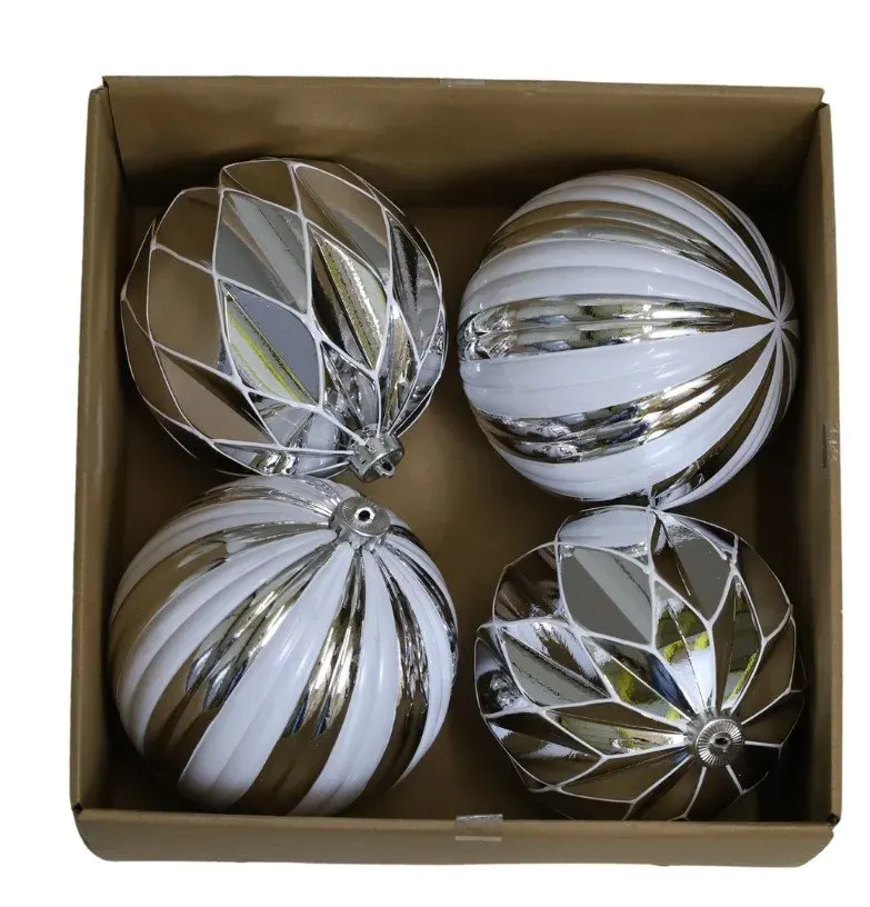 Komplet 4 bombek plastikowych czerwono-białych 8523