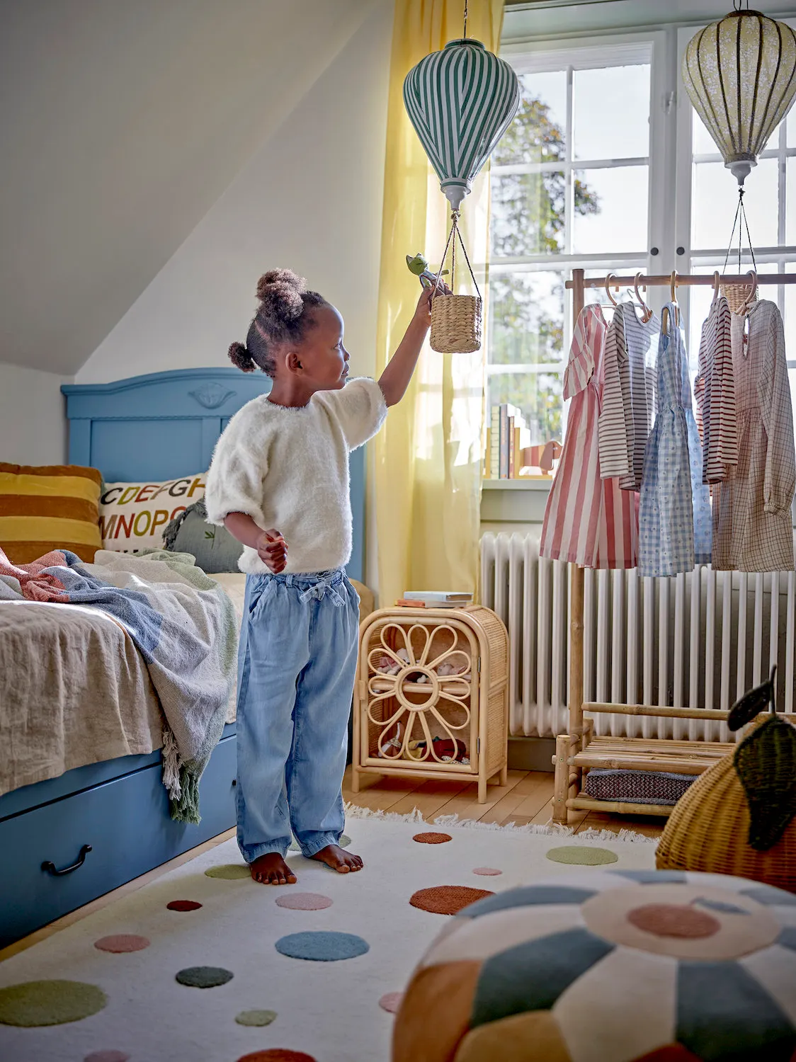 dziecięcy_salon, dziecięcy_ubrania, pokój_dziecka, bluza_knit, spodnie_jeansowe