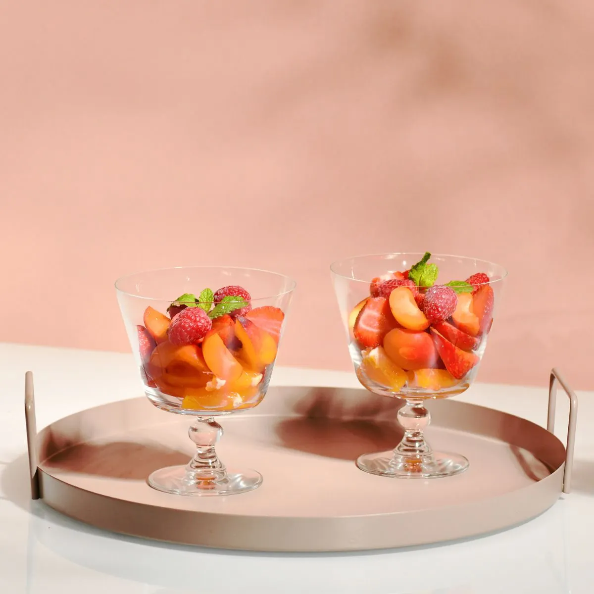 image szklanki kielichowe, owoce w miseczkach, stołowa dekoracja, napoje/sałatki, maliny