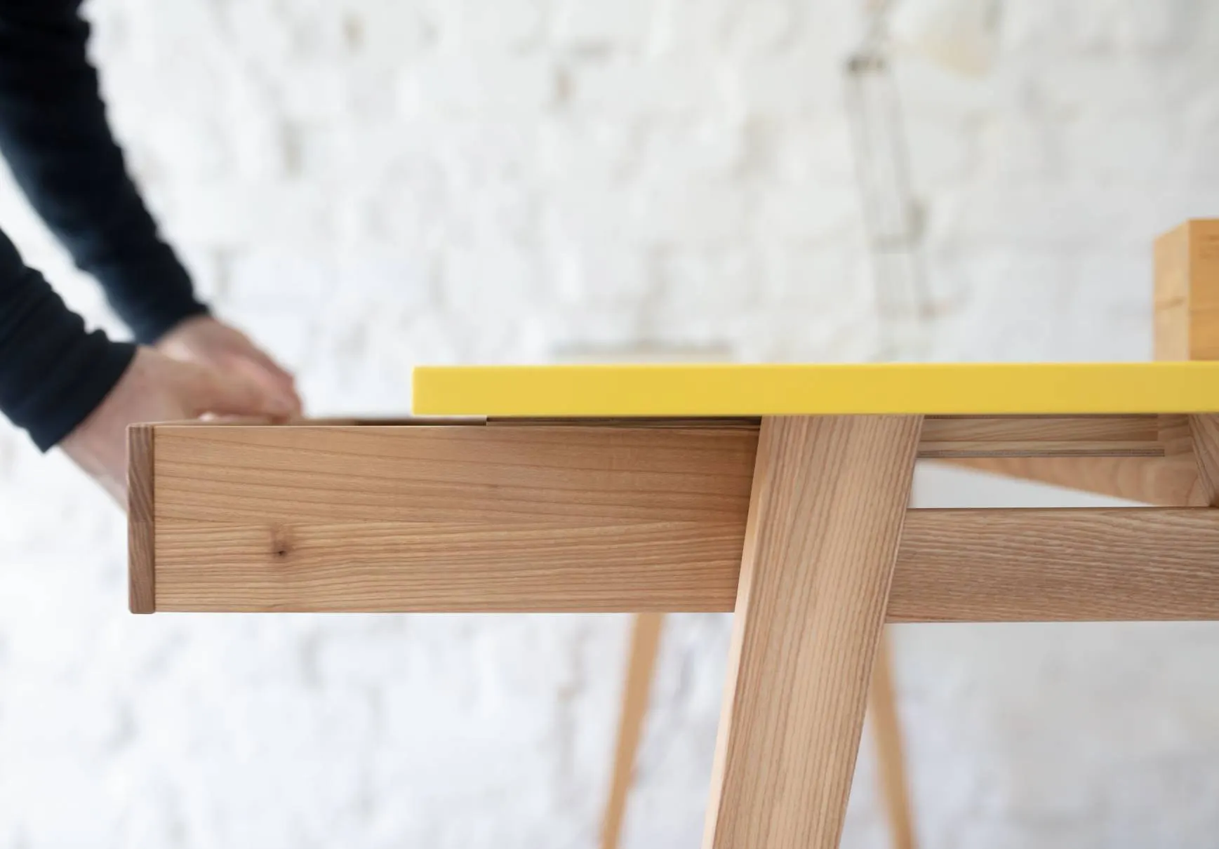 Biurko narożne z szufladą LUKA lewostronne 135x85 niebieski blat/drewniane nogi - NRGB_CDLUK213_L