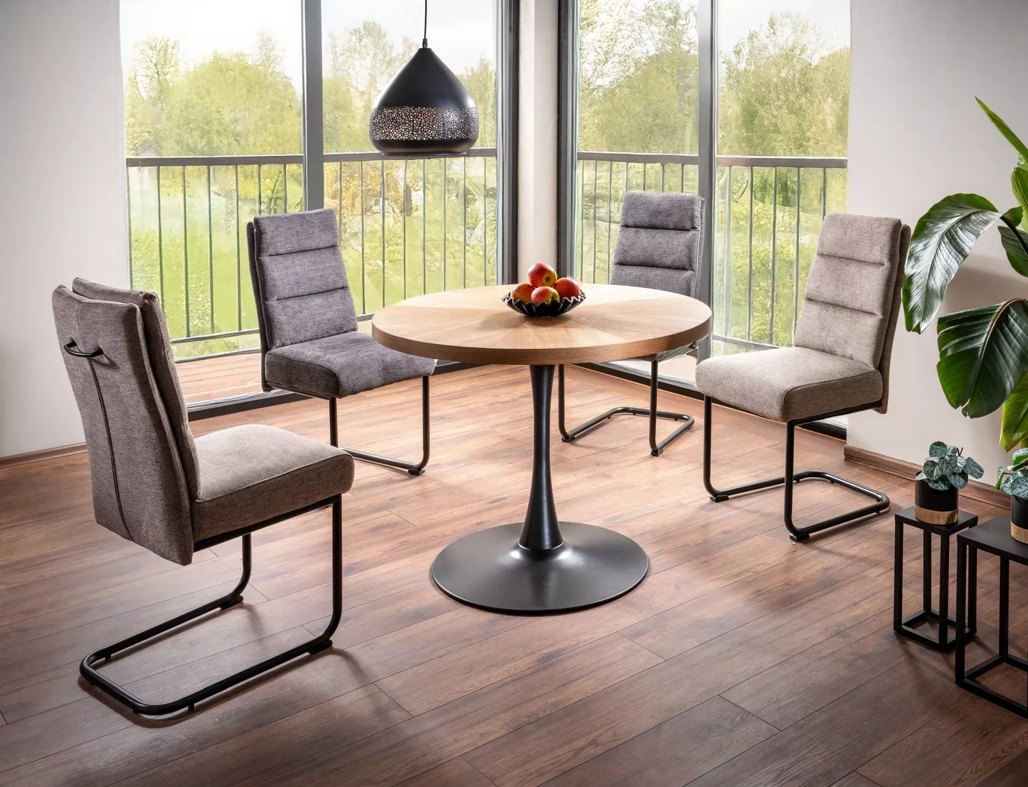 Krzesło tapicerowane BERRY Brego 34 beżowe czarny stelaż - BERRYBRCBE