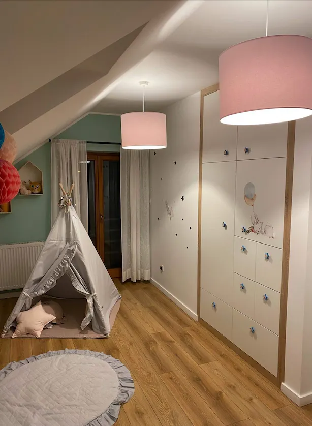 Lampa wisząca MAGIC chromowana różowa na białym przewodzie okrągła 110x44cm - 4136